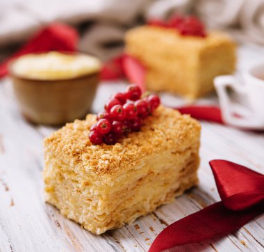 İnce çıtır kraker ve krem Napolyon 'dan yapılmış kek.