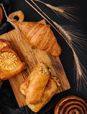 teslimat için kutuları olan farklı hamur işleri