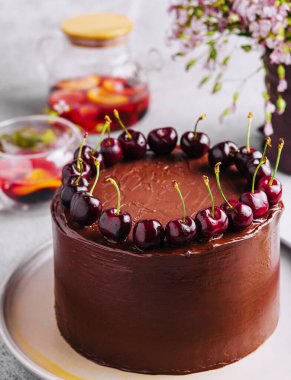 Kirazla süslenmiş çikolatalı pasta.