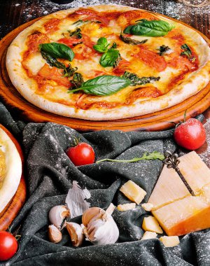 Pizza ahşap masada, yakın çekim.