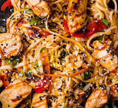 Erişteyi sebze ve tavukla karıştır.