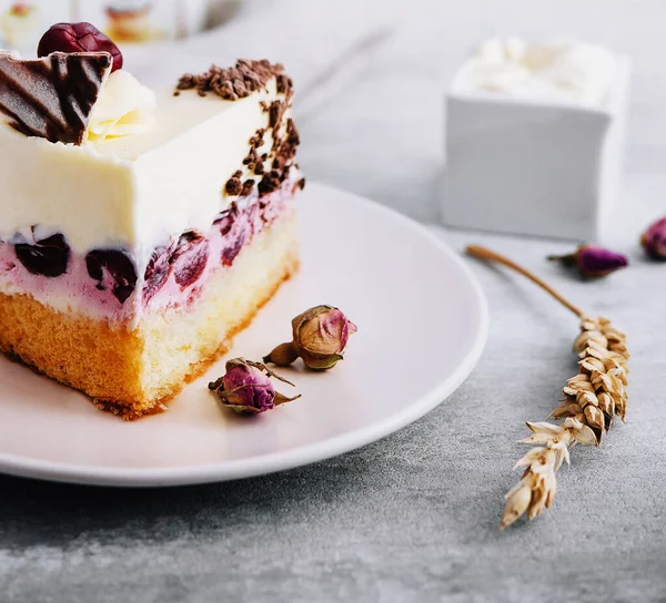 Tabakta vişneli kek dilimi