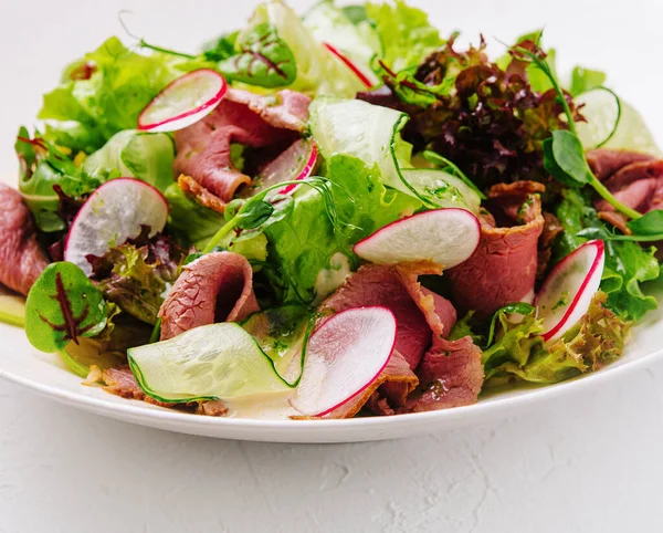 Roast Beef Salad Green Mix Plate — Stockfoto