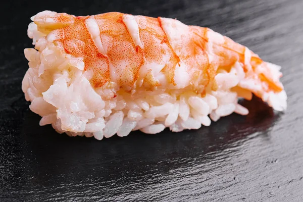 Sushi Udang Dan Beras Atas Kayu Hitam — Stok Foto