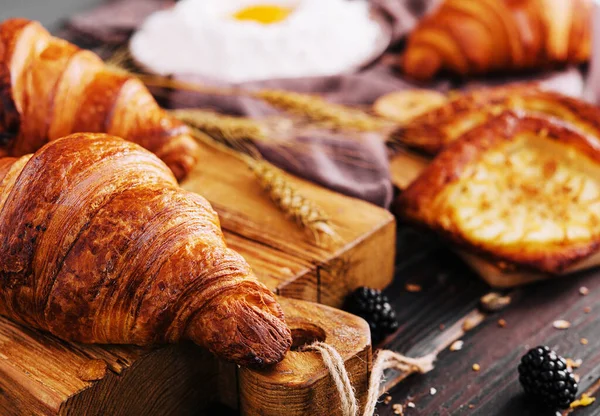 Board Tasty Croissants Pastries Table — стоковое фото