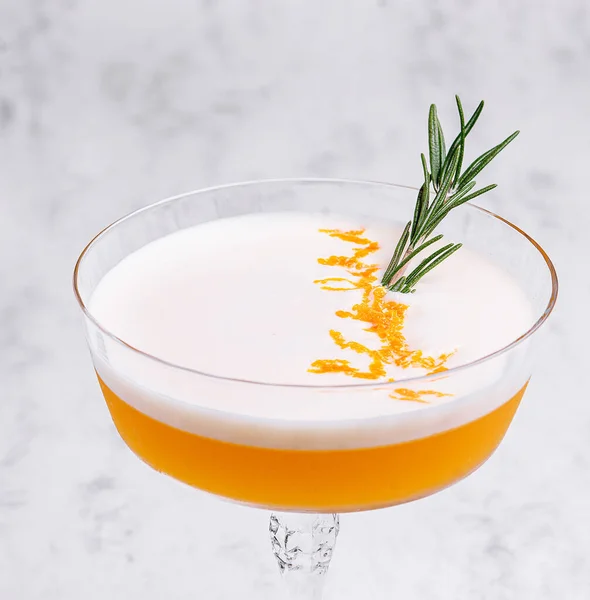 Verfrissende Cocktail Versierd Met Takje Rozemarijn — Stockfoto