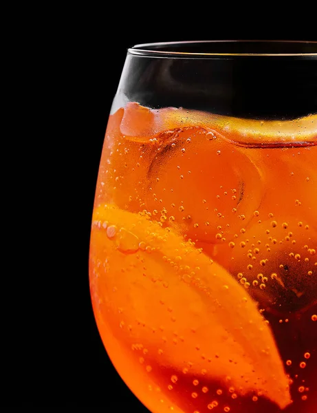 Copo Aperol Spritz Cocktail Sobre Fundo Preto — Fotografia de Stock