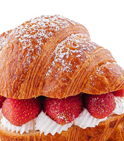草莓和鲜奶油羊角面包 — 图库照片