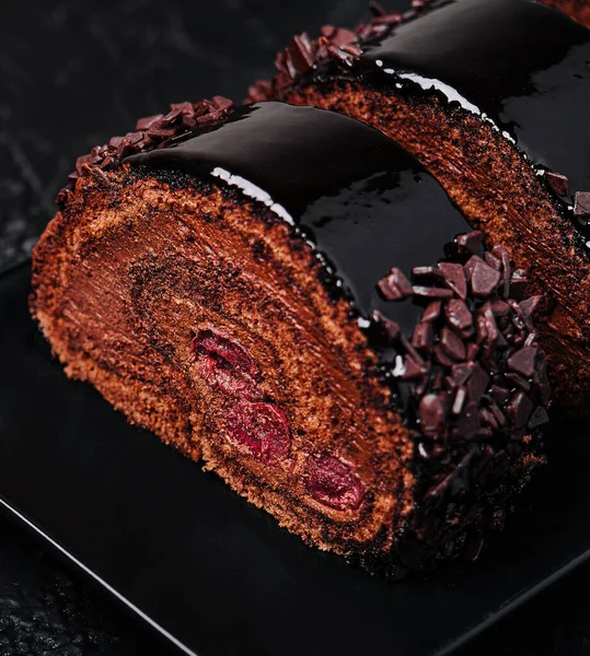 Délicieux Rouleau Chocolat Dans Plaque Fermer — Photo