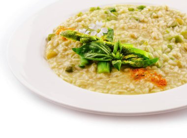 Risotto beyaz uçakta izole kuşkonmaz ile tabak