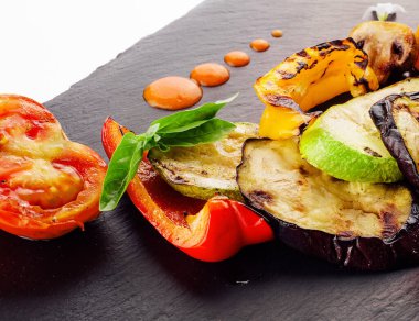 Koyu ahşap tahtada ızgara sebze çeşitleri.