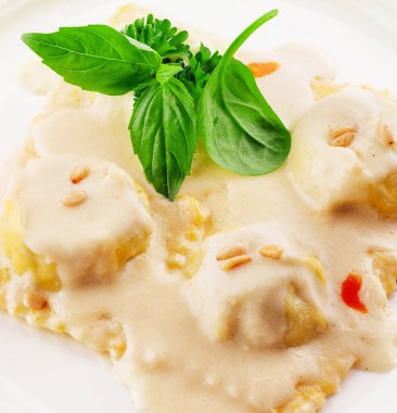 Lezzetli geleneksel İtalyan mantısı ve fesleğen.