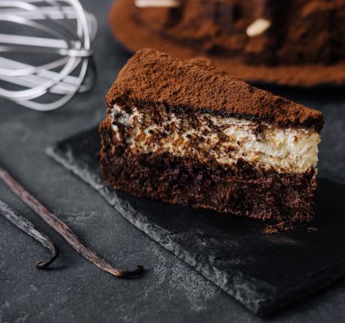 Vanilyalı ve çikolatalı kek.