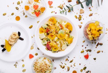 Bir tabak taze meyve salatası ve jöleli dondurma.