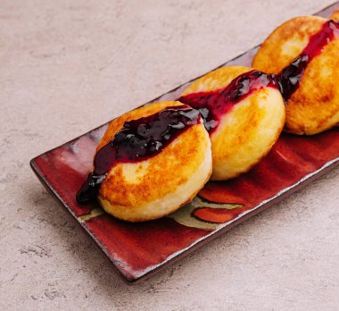 Fritters of cottage cheese with blueberries jam