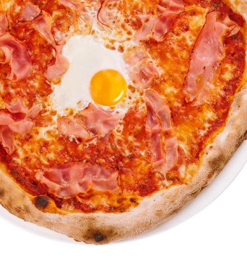 Beyaz arka planda pastırmalı ve yumurtalı Carbonara pizza.