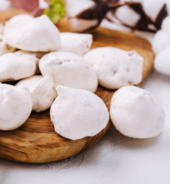 Tahtada taze kremalı kurabiye.