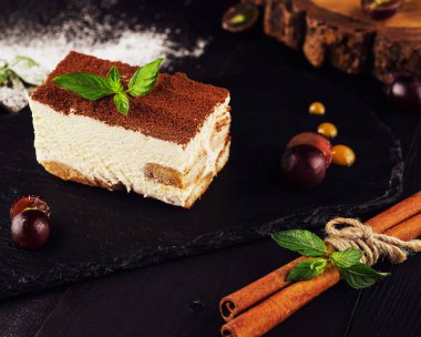 Tiramisu rendelenmiş çikolata ve nane dalı ile