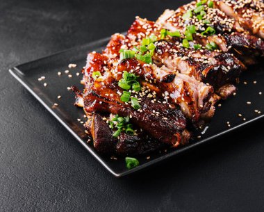 Siyah tabakta dilimlenmiş domuz pirzolası.