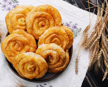 Kumaş arka planda lezzetli çörek yetiştirmek.