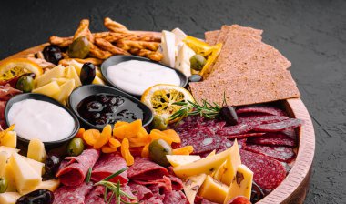 Tahta tepsi seçimi İtalyan antipatisi.