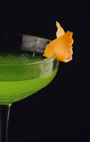 Apple Martini Κοκτέιλ Που Απομονώνονται Μαύρο Φόντο — Φωτογραφία Αρχείου