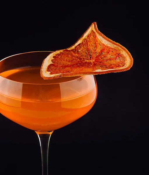Alcoholic Cocktail Glass Slice Orange — стоковое фото