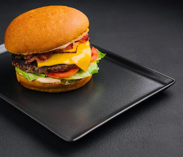 Großer Leckerer Burger Aus Nächster Nähe Mit Käse Auf Tablett — Stockfoto