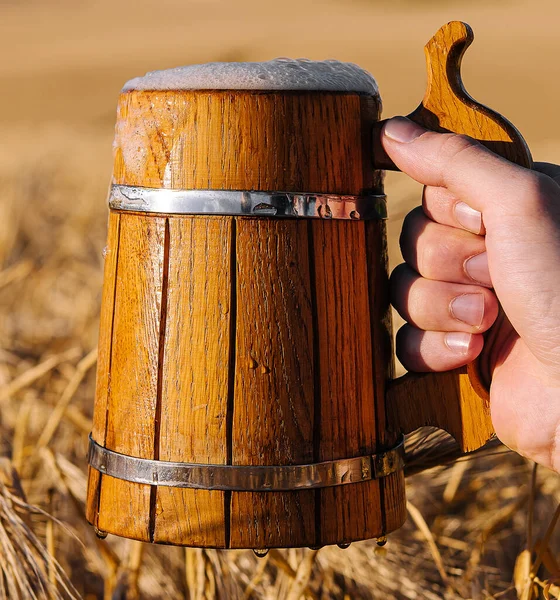 Рука Деревянной Кружкой Пивом — стоковое фото