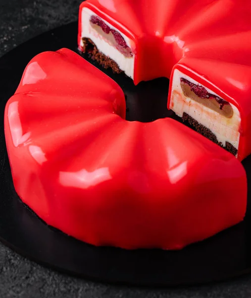 Contemporary Chocolate Cherry Mousse Cake Covered Cherry Icing — Stockfoto