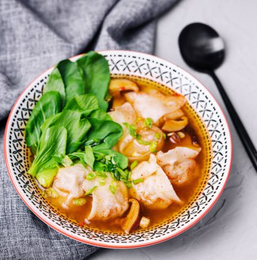 Gyoza çorbası, bok-choy 'lu börek ve temiz çorba.