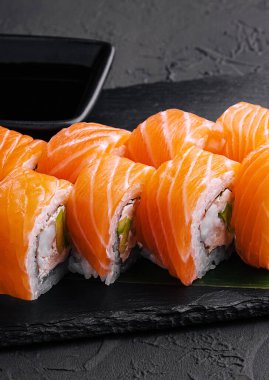 Kara tahtada somonlu suşi rulosu Philadelphia.