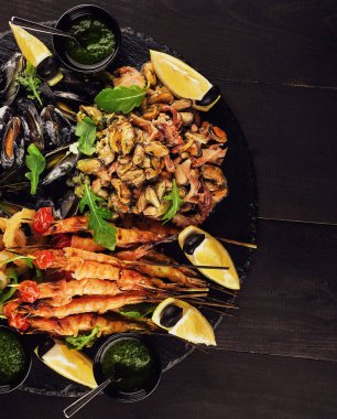 Kızarmış karides, kalamar halkaları, midyeler, ahtapot ve pesto sosu.
