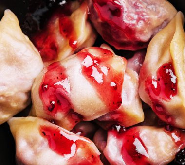 Kirazla doldurulmuş hamur tatlısı.