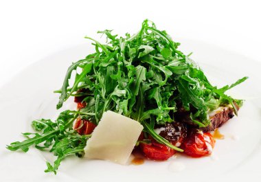 İtalyan biftekli Tagliata salatası, yaban roketi, vişneli domates ve parmesan peyniri.