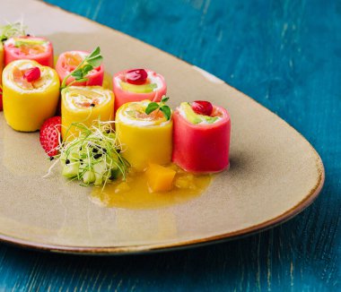 Pineaplle 'li tatlı suşi, nar aromalı çilek