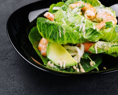 taze yeşil salata karides ve avokado