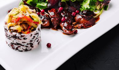 bir tabak içinde sebzeli pilav