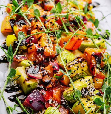 Tabakta soya soslu taze sebze ızgara.