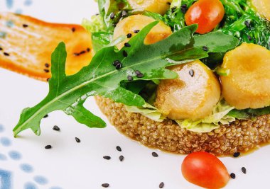 Deniz tarağı ve deniz yosunu ve roka ile kuskus.