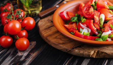 domates salatalık, soğan ve maydanoz salatası