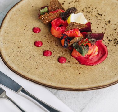 Pancar soslu tuzlu somon balığı.