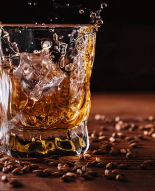 Bardakta buz küpünden bir damla viski.