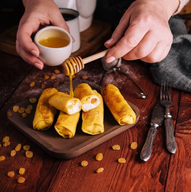 Tatlı krep süzme peynir ile haddelenmiş