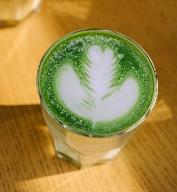 Ahşap arka planda çay matcha latte