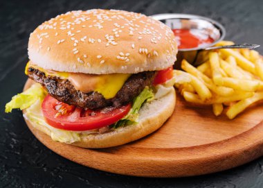 Tahtada patates kızartması ve taze hamburger.