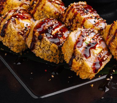 Kızarmış somon ve mayonez ve panko ekmeği kırıntıları.