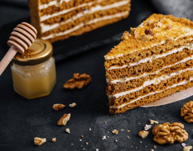 Bir dilim ballı kek. Yakın çekim.