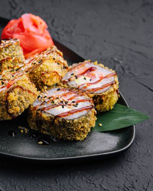 Zencefilli sıcak suşi ve siyah taş tabakta wasabi servis ettim.