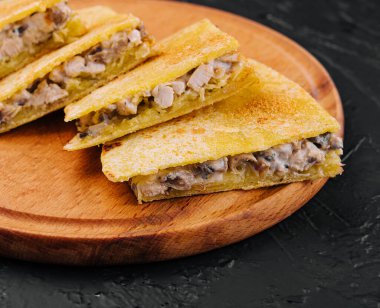 Tavuk, mantar ve peynir Tahta üzerinde Quesadilla